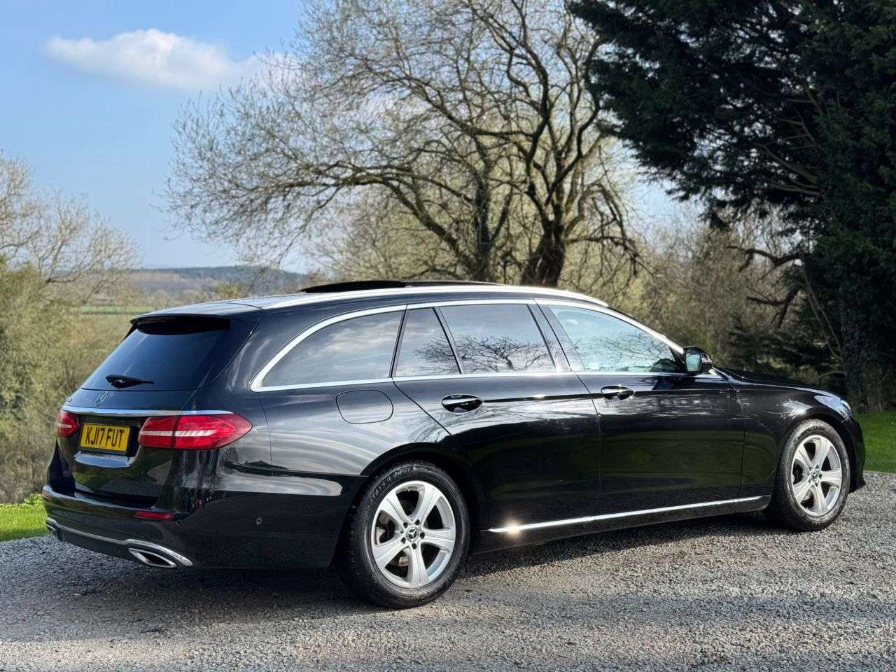 A 2017 MERCEDES-BENZ E-CLASS 2.0 E220d SE (Premium) Estate 5dr Diesel G-Tronic+ Euro 6 (s/s) (194 ps) A 2017 MERCEDES-BENZ E-CLASS 2.0 E220d SE (Premium) Estate 5dr Diesel G-Tronic+ Euro 6 (s/s) (194 ps)