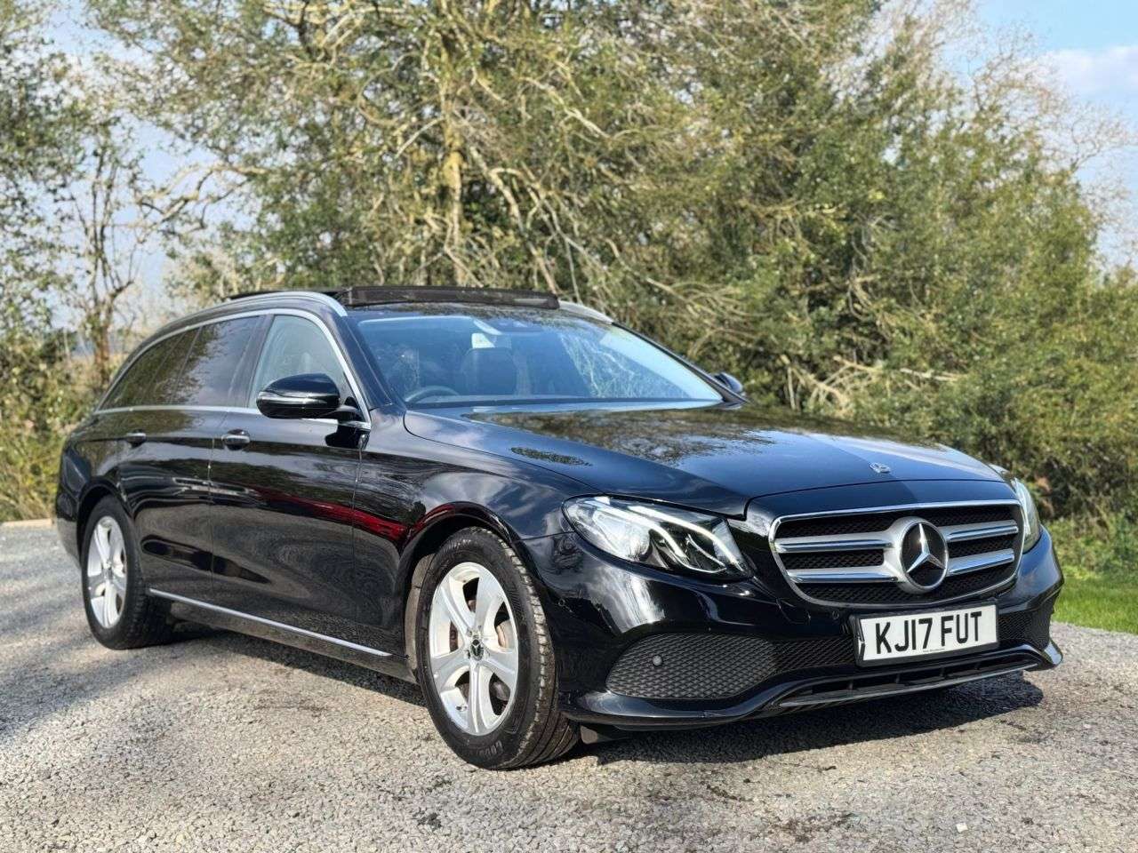 A 2017 MERCEDES-BENZ E-CLASS 2.0 E220d SE (Premium) Estate 5dr Diesel G-Tronic+ Euro 6 (s/s) (194 ps) A 2017 MERCEDES-BENZ E-CLASS 2.0 E220d SE (Premium) Estate 5dr Diesel G-Tronic+ Euro 6 (s/s) (194 ps)