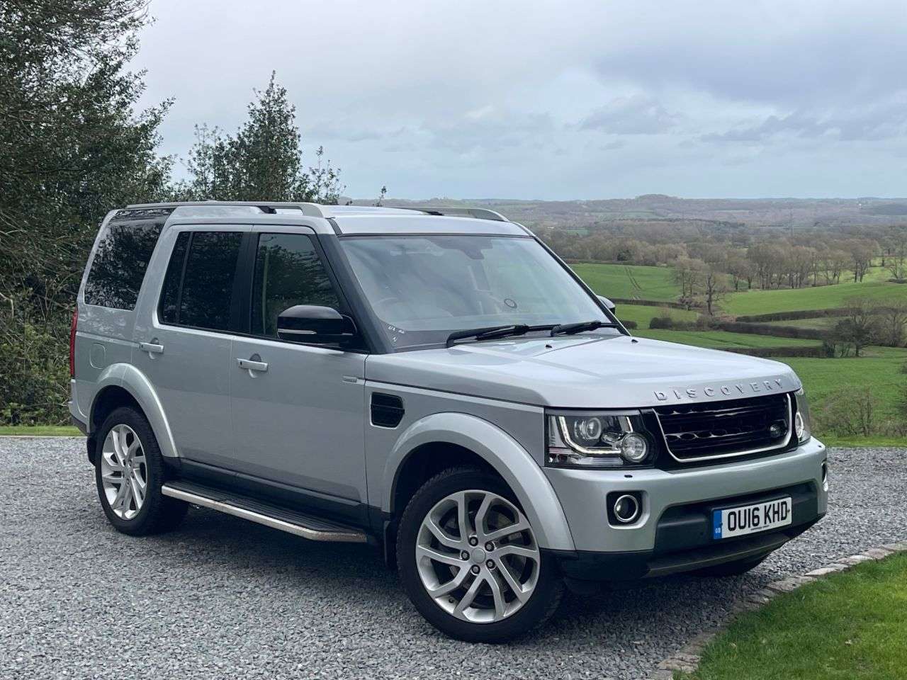 A 2016 LAND ROVER DISCOVERY 4 3.0 SD V6 Landmark SUV 5dr Diesel Auto 4WD Euro 6 (s/s) (256 bhp) A 2016 LAND ROVER DISCOVERY 4 3.0 SD V6 Landmark SUV 5dr Diesel Auto 4WD Euro 6 (s/s) (256 bhp)