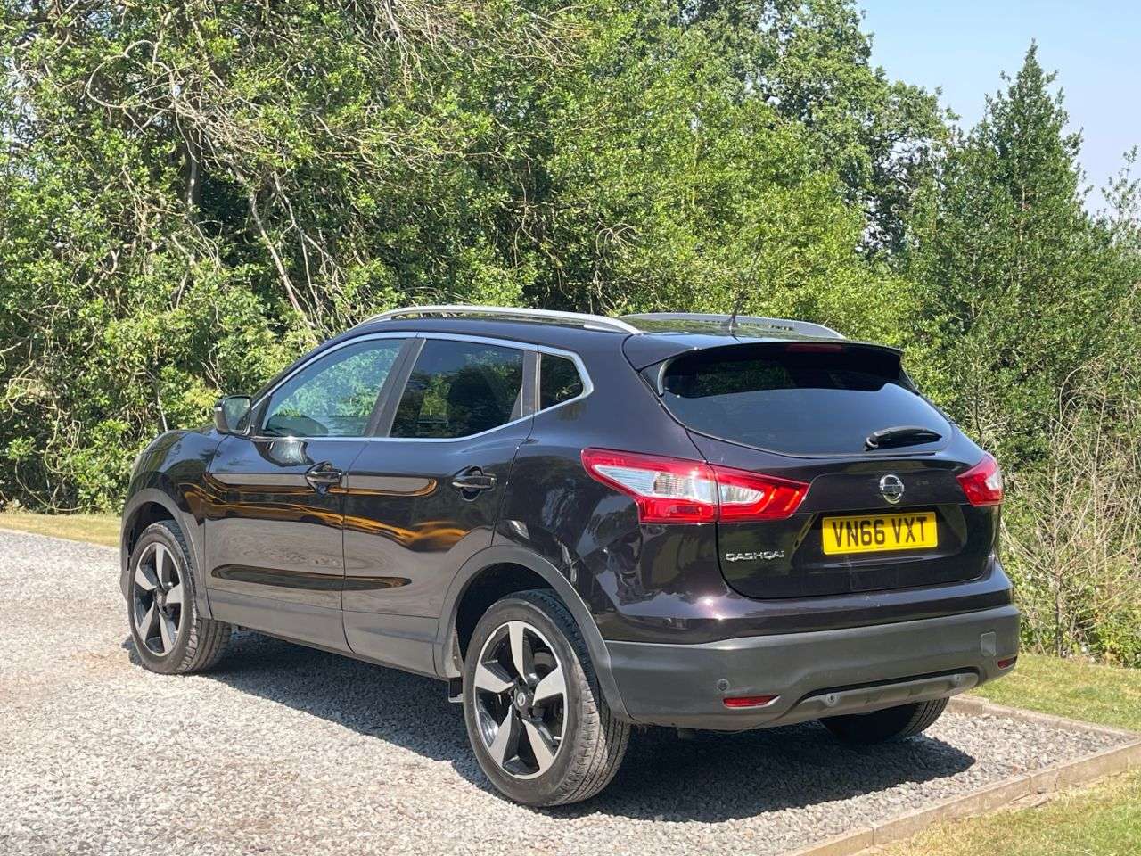A 2016 NISSAN QASHQAI 1.2 DIG-T N-Vision SUV 5dr Petrol Manual 2WD Euro 6 (s/s) (115 ps) A 2016 NISSAN QASHQAI 1.2 DIG-T N-Vision SUV 5dr Petrol Manual 2WD Euro 6 (s/s) (115 ps)