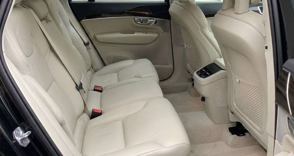 A 2015 VOLVO XC90 2.0 D5 Momentum SUV 5dr Diesel Geartronic 4WD Euro 6 (s/s) (225 ps) A 2015 VOLVO XC90 2.0 D5 Momentum SUV 5dr Diesel Geartronic 4WD Euro 6 (s/s) (225 ps)