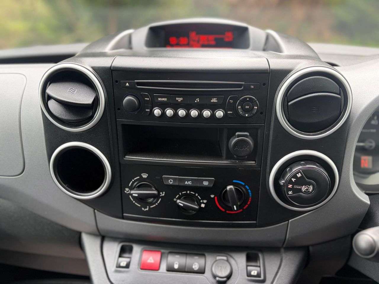 A 2016 PEUGEOT PARTNER 1.6L 5d AUTO 100 BHP A 2016 PEUGEOT PARTNER 1.6L 5d AUTO 100 BHP