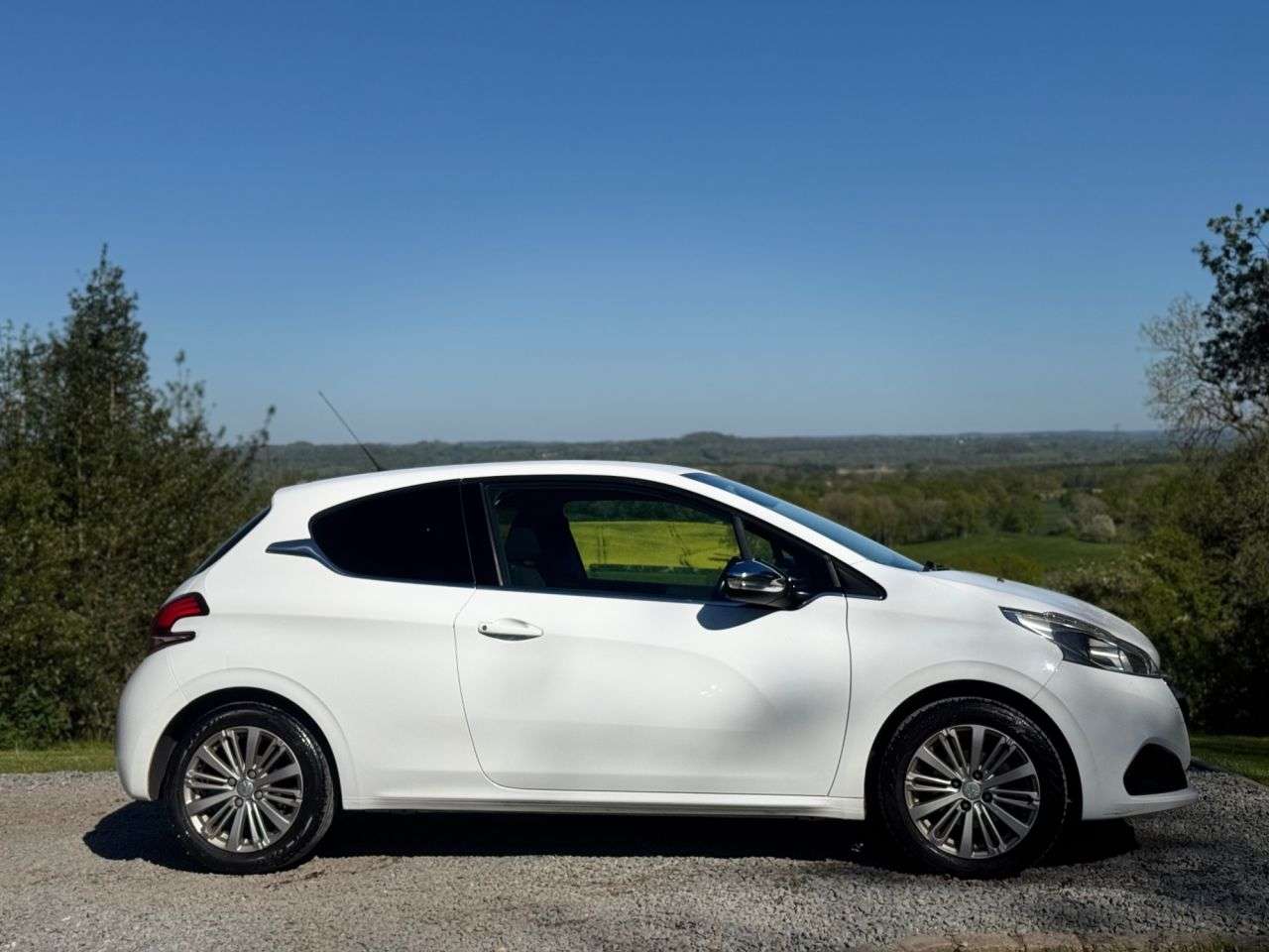 A 2016 PEUGEOT 208 1.2 PureTech Allure Hatchback 3dr Petrol Manual Euro 6 (82 ps) A 2016 PEUGEOT 208 1.2 PureTech Allure Hatchback 3dr Petrol Manual Euro 6 (82 ps)