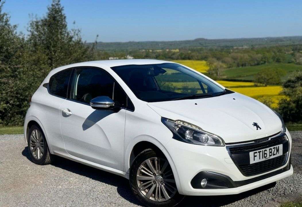 A 2016 PEUGEOT 208 1.2 PureTech Allure Hatchback 3dr Petrol Manual Euro 6 (82 ps) A 2016 PEUGEOT 208 1.2 PureTech Allure Hatchback 3dr Petrol Manual Euro 6 (82 ps)