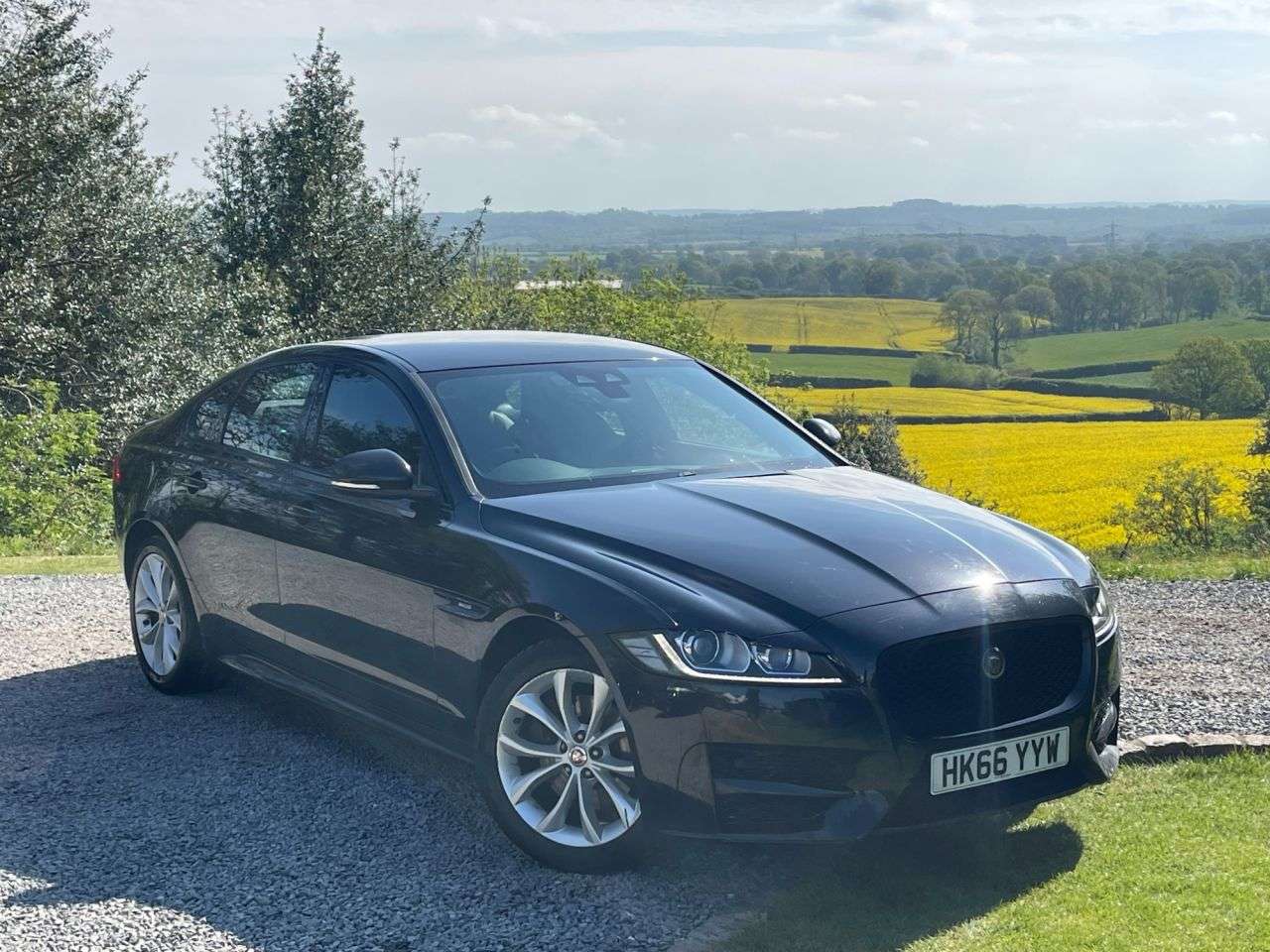 A 2017 JAGUAR XF 2.0d R-Sport Saloon 4dr Diesel Auto Euro 6 (s/s) (180 ps) A 2017 JAGUAR XF 2.0d R-Sport Saloon 4dr Diesel Auto Euro 6 (s/s) (180 ps)