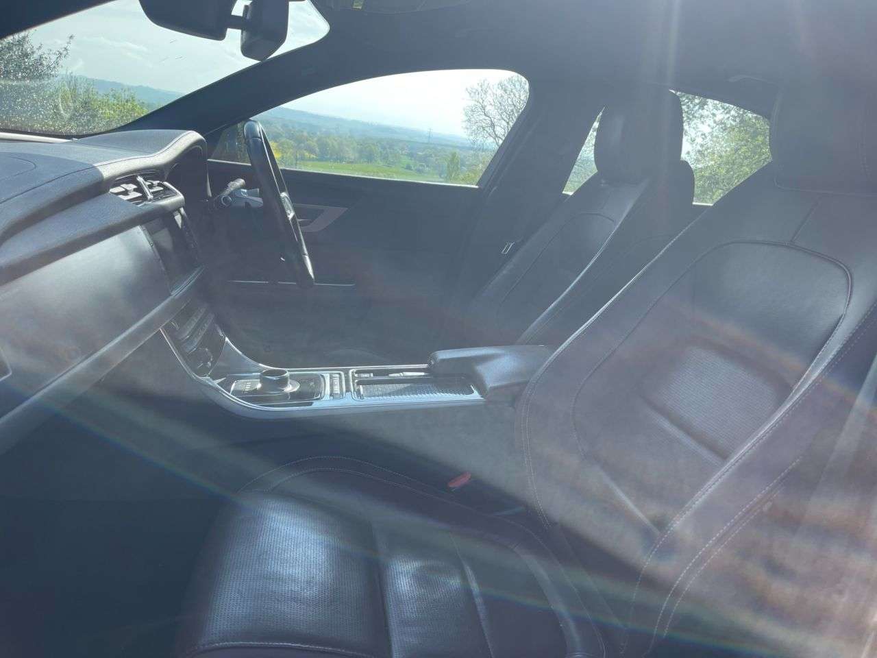 A 2017 JAGUAR XF 2.0d R-Sport Saloon 4dr Diesel Auto Euro 6 (s/s) (180 ps) A 2017 JAGUAR XF 2.0d R-Sport Saloon 4dr Diesel Auto Euro 6 (s/s) (180 ps)