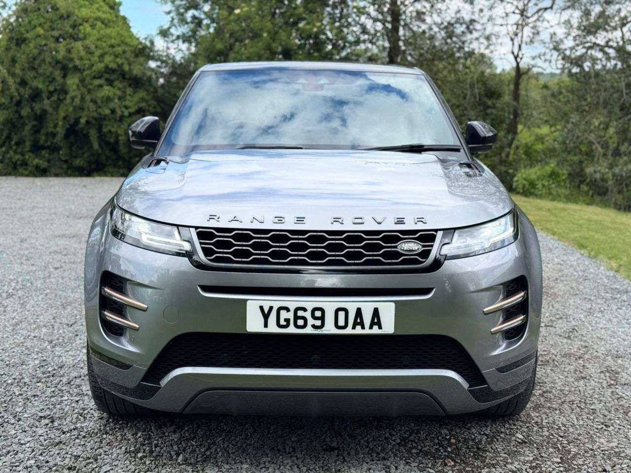 A 2019 LAND ROVER RANGE ROVER EVOQUE 2.0 D180 R-Dynamic SE SUV 5dr Diesel Auto 4WD Euro 6 (s/s) (180 ps) A 2019 LAND ROVER RANGE ROVER EVOQUE 2.0 D180 R-Dynamic SE SUV 5dr Diesel Auto 4WD Euro 6 (s/s) (180 ps)