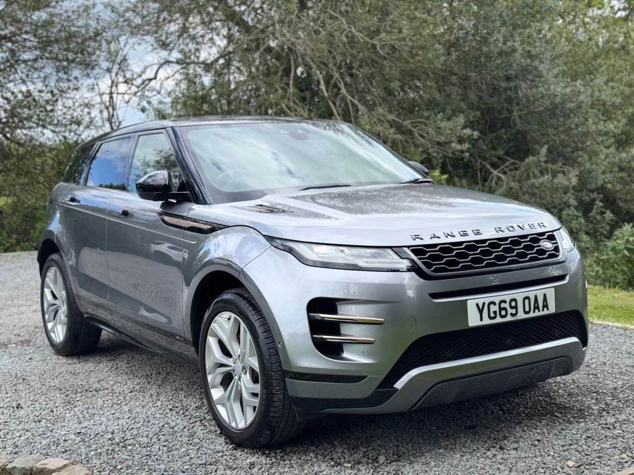 A 2019 LAND ROVER RANGE ROVER EVOQUE 2.0 D180 R-Dynamic SE SUV 5dr Diesel Auto 4WD Euro 6 (s/s) (180 ps) A 2019 LAND ROVER RANGE ROVER EVOQUE 2.0 D180 R-Dynamic SE SUV 5dr Diesel Auto 4WD Euro 6 (s/s) (180 ps)