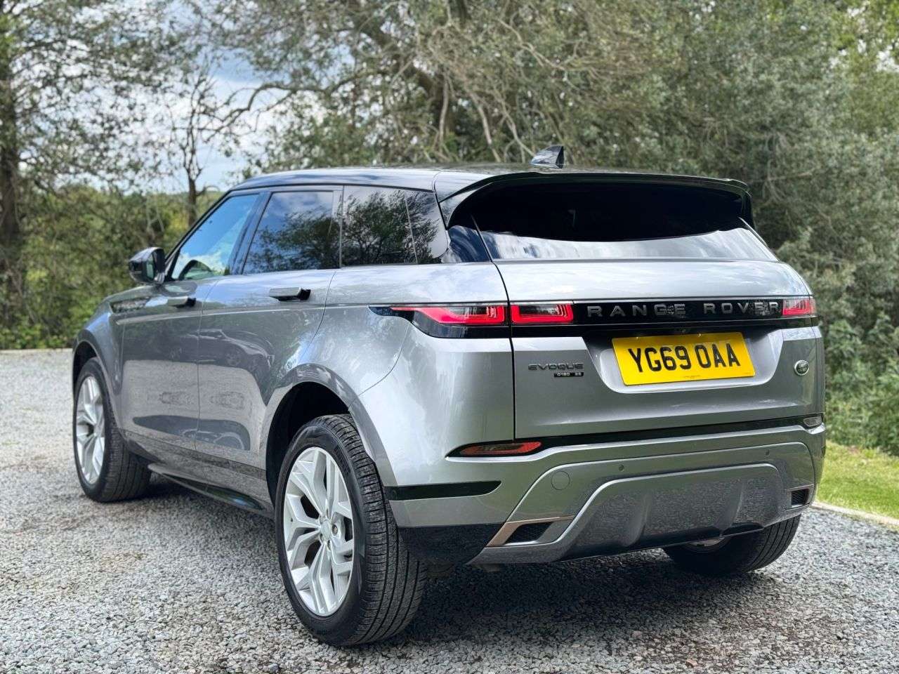 A 2019 LAND ROVER RANGE ROVER EVOQUE 2.0 D180 R-Dynamic SE SUV 5dr Diesel Auto 4WD Euro 6 (s/s) (180 ps) A 2019 LAND ROVER RANGE ROVER EVOQUE 2.0 D180 R-Dynamic SE SUV 5dr Diesel Auto 4WD Euro 6 (s/s) (180 ps)