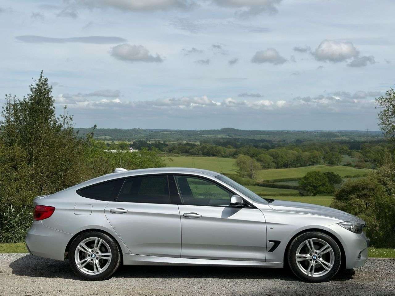 A 2017 BMW 3 SERIES GRAN TURISMO 2.0 320d M Sport GT 5dr Diesel Auto Euro 6 (s/s) (190 ps) A 2017 BMW 3 SERIES GRAN TURISMO 2.0 320d M Sport GT 5dr Diesel Auto Euro 6 (s/s) (190 ps)
