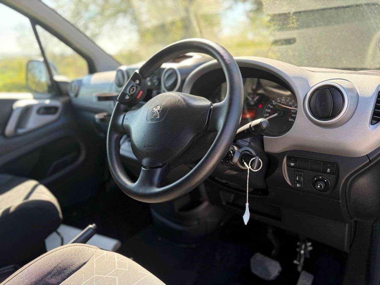 A 2018 PEUGEOT HORIZON 1.6 BlueHDi Active MPV 5dr Diesel ETG Euro 6 (s/s) (100 ps) A 2018 PEUGEOT HORIZON 1.6 BlueHDi Active MPV 5dr Diesel ETG Euro 6 (s/s) (100 ps)
