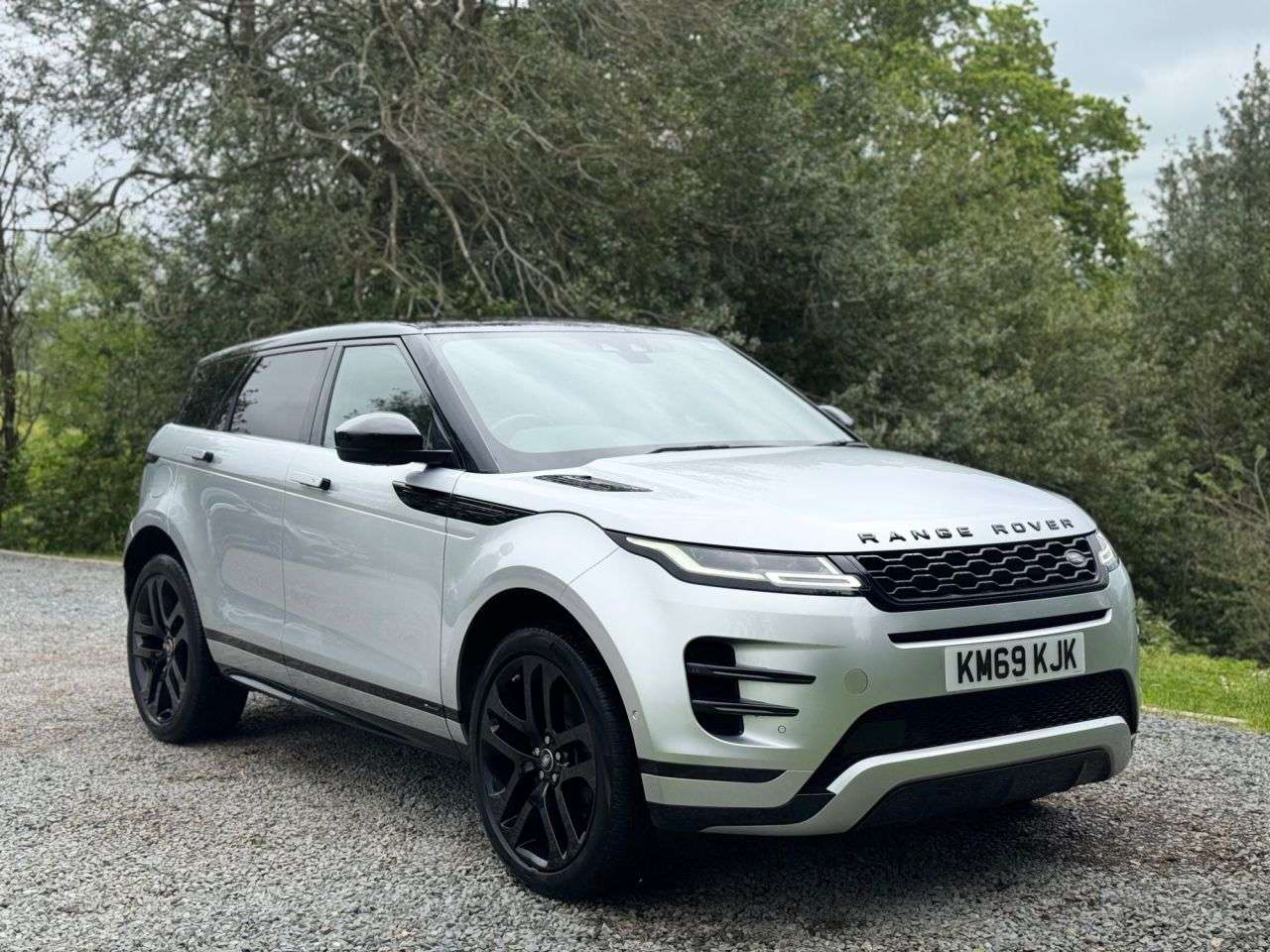 A 2019 LAND ROVER RANGE ROVER EVOQUE 2.0 D180 R-Dynamic HSE SUV 5dr Diesel Auto 4WD Euro 6 (s/s) (180 ps) A 2019 LAND ROVER RANGE ROVER EVOQUE 2.0 D180 R-Dynamic HSE SUV 5dr Diesel Auto 4WD Euro 6 (s/s) (180 ps)