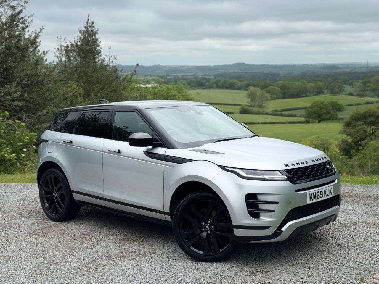 A 2019 LAND ROVER RANGE ROVER EVOQUE 2.0 D180 R-Dynamic HSE SUV 5dr Diesel Auto 4WD Euro 6 (s/s) (180 ps) A 2019 LAND ROVER RANGE ROVER EVOQUE 2.0 D180 R-Dynamic HSE SUV 5dr Diesel Auto 4WD Euro 6 (s/s) (180 ps)