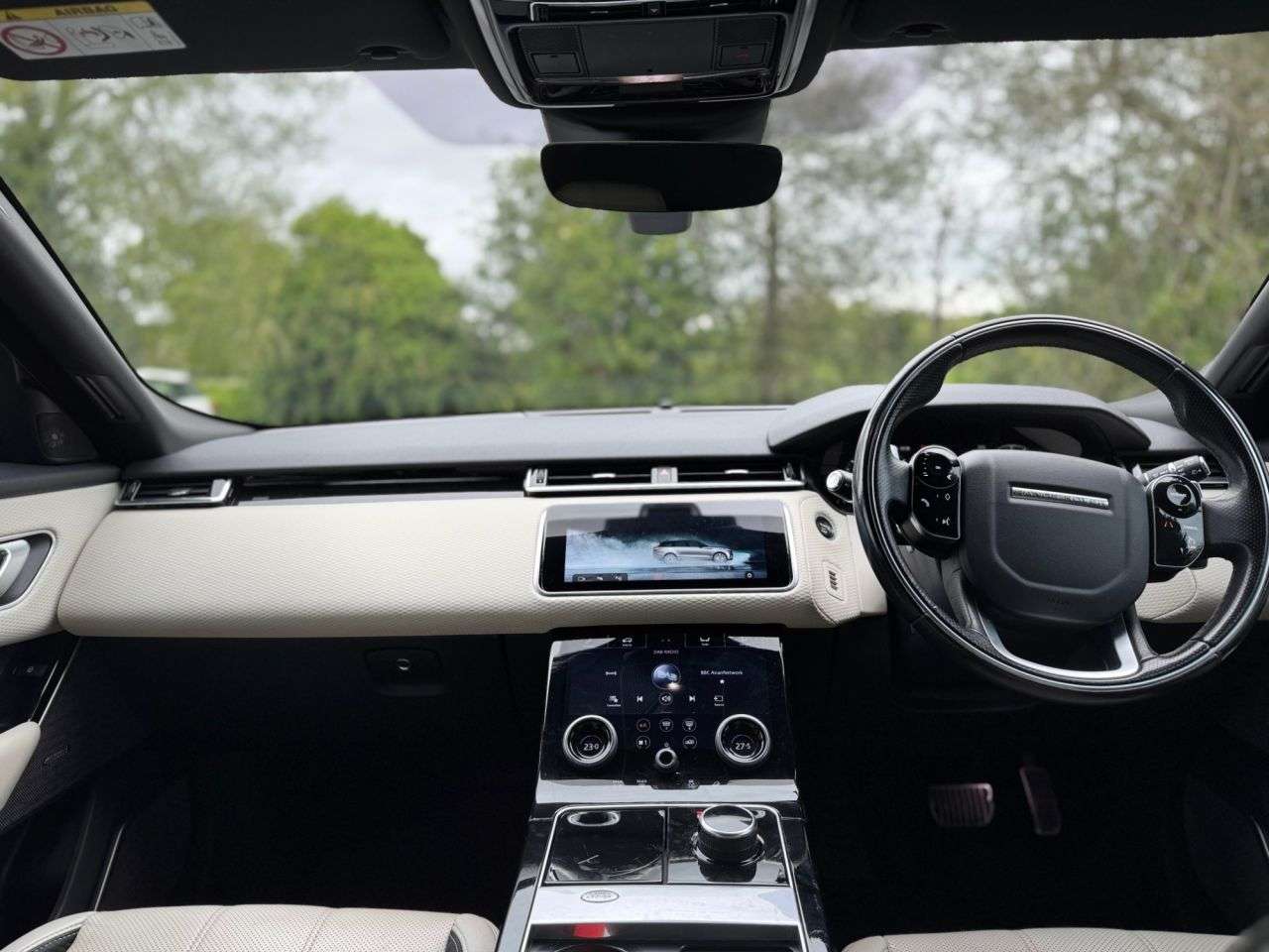 A 2018 LAND ROVER RANGE ROVER VELAR 2.0 D180 R-Dynamic SE SUV 5dr Diesel Auto 4WD Euro 6 (s/s) (180 ps) A 2018 LAND ROVER RANGE ROVER VELAR 2.0 D180 R-Dynamic SE SUV 5dr Diesel Auto 4WD Euro 6 (s/s) (180 ps)