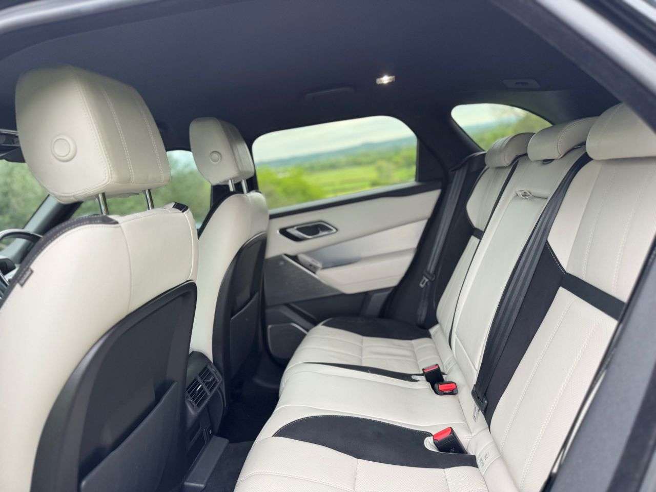 A 2018 LAND ROVER RANGE ROVER VELAR 2.0 D180 R-Dynamic SE SUV 5dr Diesel Auto 4WD Euro 6 (s/s) (180 ps) A 2018 LAND ROVER RANGE ROVER VELAR 2.0 D180 R-Dynamic SE SUV 5dr Diesel Auto 4WD Euro 6 (s/s) (180 ps)