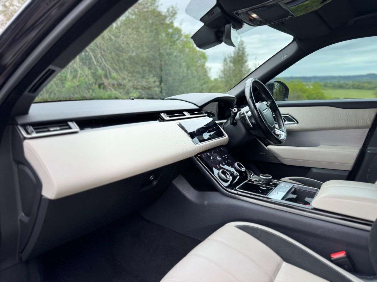 A 2018 LAND ROVER RANGE ROVER VELAR 2.0 D180 R-Dynamic SE SUV 5dr Diesel Auto 4WD Euro 6 (s/s) (180 ps) A 2018 LAND ROVER RANGE ROVER VELAR 2.0 D180 R-Dynamic SE SUV 5dr Diesel Auto 4WD Euro 6 (s/s) (180 ps)