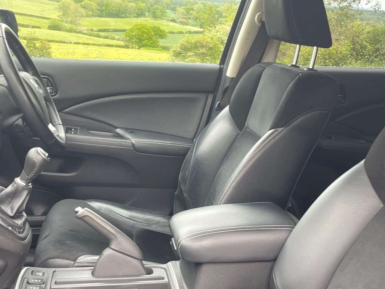 A 2015 HONDA CR-V 1.6 i-DTEC SR SUV 5dr Diesel Manual 4WD Euro 6 (s/s) (160 ps) A 2015 HONDA CR-V 1.6 i-DTEC SR SUV 5dr Diesel Manual 4WD Euro 6 (s/s) (160 ps)