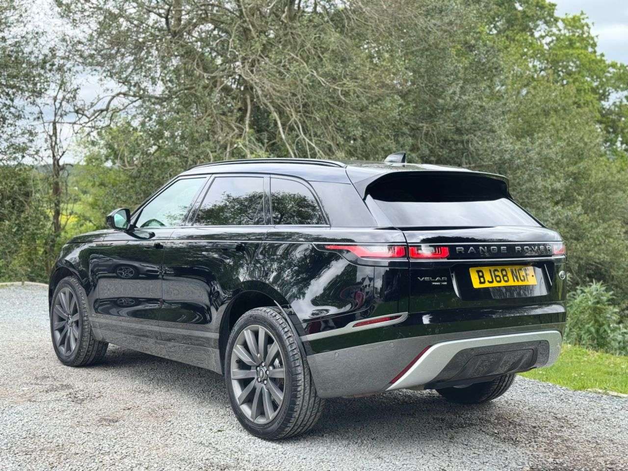 A 2018 LAND ROVER RANGE ROVER VELAR 2.0 P250 R-Dynamic HSE SUV 5dr Petrol Auto 4WD Euro 6 (s/s) (250 ps) A 2018 LAND ROVER RANGE ROVER VELAR 2.0 P250 R-Dynamic HSE SUV 5dr Petrol Auto 4WD Euro 6 (s/s) (250 ps)