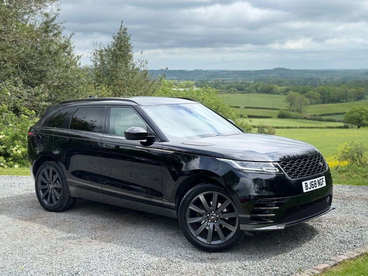 A 2018 LAND ROVER RANGE ROVER VELAR 2.0 P250 R-Dynamic HSE SUV 5dr Petrol Auto 4WD Euro 6 (s/s) (250 ps) A 2018 LAND ROVER RANGE ROVER VELAR 2.0 P250 R-Dynamic HSE SUV 5dr Petrol Auto 4WD Euro 6 (s/s) (250 ps)
