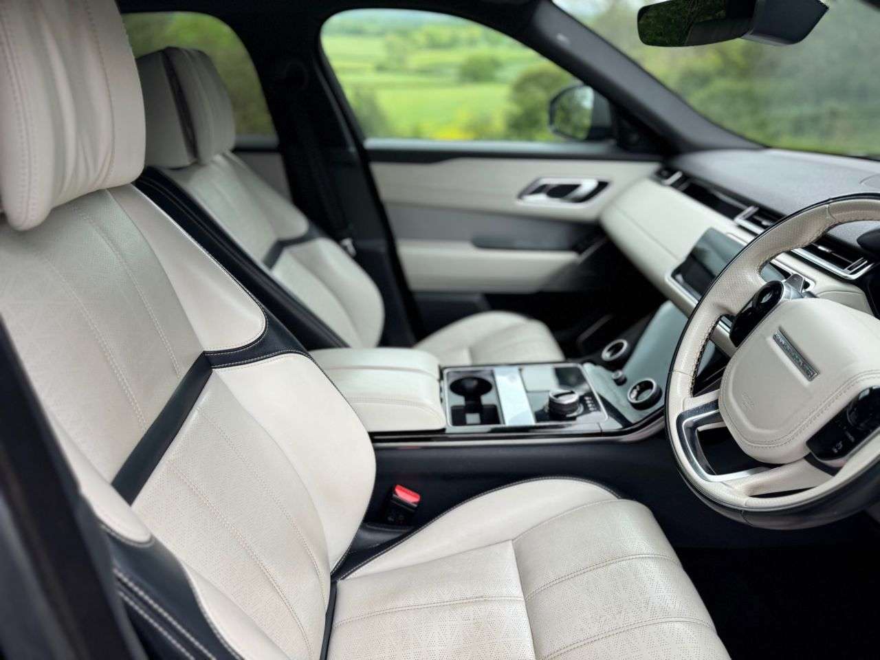 A 2018 LAND ROVER RANGE ROVER VELAR 2.0 P250 R-Dynamic HSE SUV 5dr Petrol Auto 4WD Euro 6 (s/s) (250 ps) A 2018 LAND ROVER RANGE ROVER VELAR 2.0 P250 R-Dynamic HSE SUV 5dr Petrol Auto 4WD Euro 6 (s/s) (250 ps)
