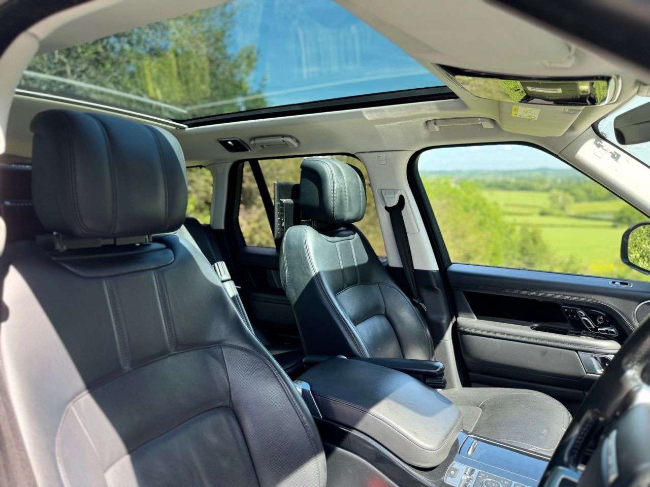 A 2018 LAND ROVER RANGE ROVER 3.0 SD V6 Vogue SE SUV 5dr Diesel Auto 4WD Euro 6 (s/s) (275 ps) A 2018 LAND ROVER RANGE ROVER 3.0 SD V6 Vogue SE SUV 5dr Diesel Auto 4WD Euro 6 (s/s) (275 ps)