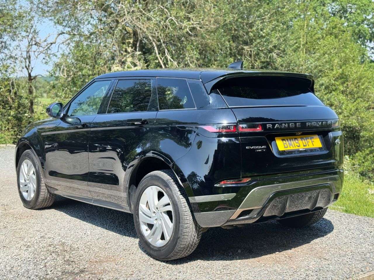 A 2019 LAND ROVER RANGE ROVER EVOQUE 2.0 D180 R-Dynamic S SUV 5dr Diesel Auto 4WD Euro 6 (s/s) (180 ps) A 2019 LAND ROVER RANGE ROVER EVOQUE 2.0 D180 R-Dynamic S SUV 5dr Diesel Auto 4WD Euro 6 (s/s) (180 ps)