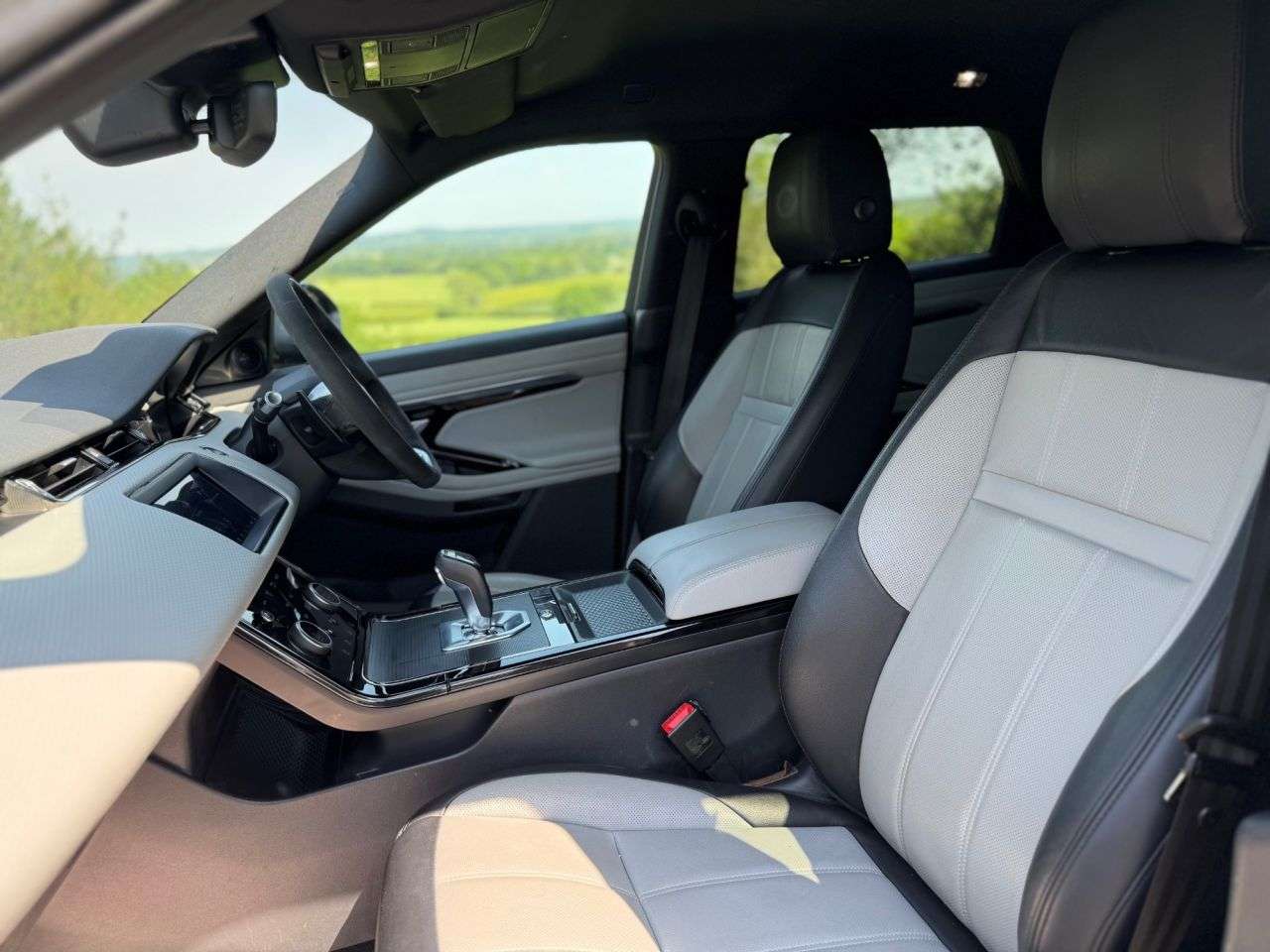 A 2019 LAND ROVER RANGE ROVER EVOQUE 2.0 D180 R-Dynamic S SUV 5dr Diesel Auto 4WD Euro 6 (s/s) (180 ps) A 2019 LAND ROVER RANGE ROVER EVOQUE 2.0 D180 R-Dynamic S SUV 5dr Diesel Auto 4WD Euro 6 (s/s) (180 ps)