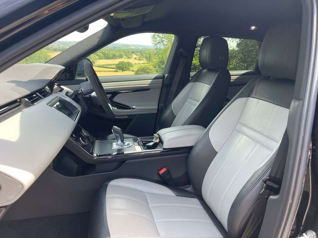 A 2019 LAND ROVER RANGE ROVER EVOQUE 2.0 D180 R-Dynamic S SUV 5dr Diesel Auto 4WD Euro 6 (s/s) (180 ps) A 2019 LAND ROVER RANGE ROVER EVOQUE 2.0 D180 R-Dynamic S SUV 5dr Diesel Auto 4WD Euro 6 (s/s) (180 ps)