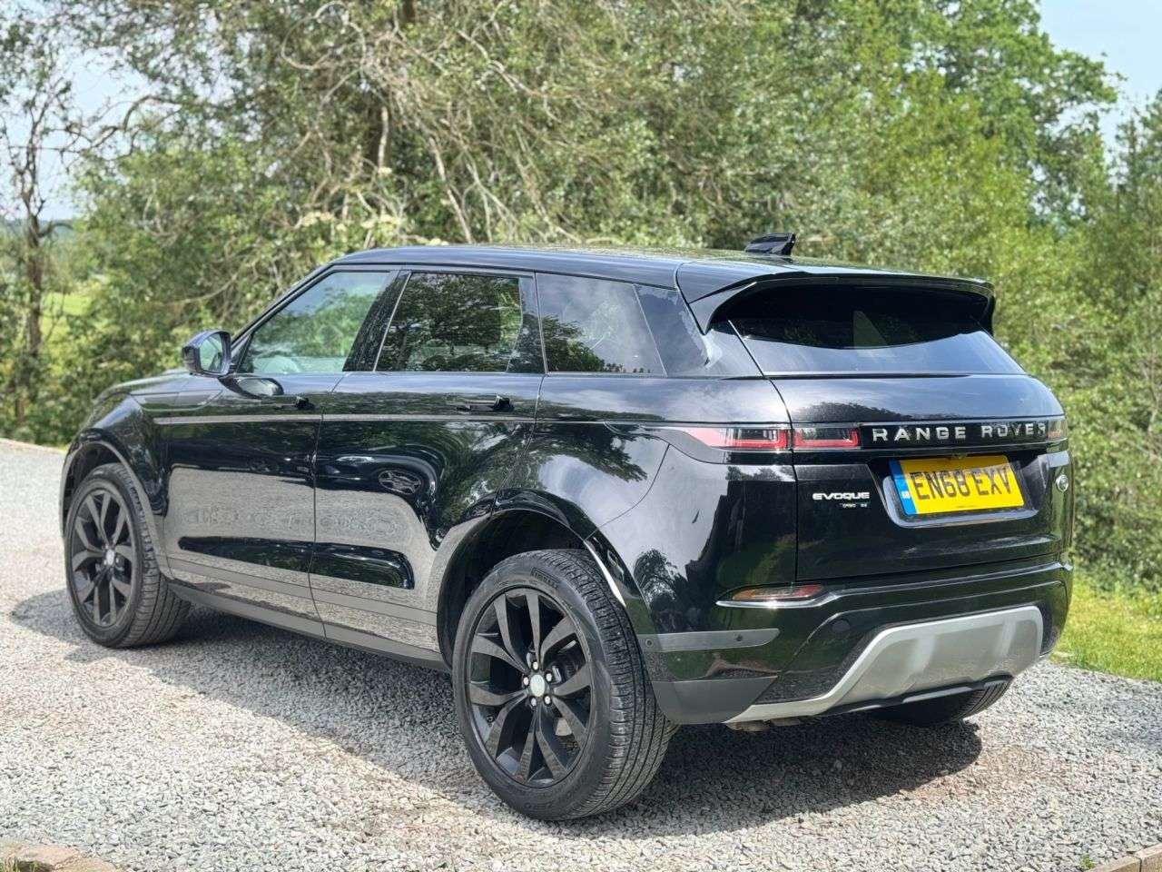 A 2019 LAND ROVER RANGE ROVER EVOQUE 2.0 D180 SE SUV 5dr Diesel Auto 4WD Euro 6 (s/s) (180 ps) A 2019 LAND ROVER RANGE ROVER EVOQUE 2.0 D180 SE SUV 5dr Diesel Auto 4WD Euro 6 (s/s) (180 ps)