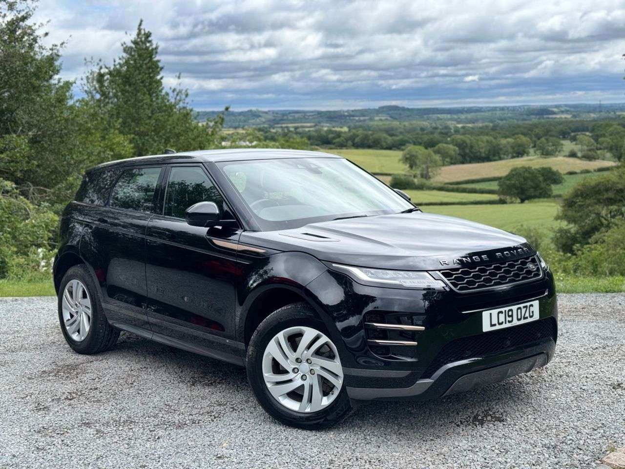 A 2019 LAND ROVER RANGE ROVER EVOQUE 2.0 D180 R-Dynamic S SUV 5dr Diesel Auto 4WD Euro 6 (s/s) (180 ps) A 2019 LAND ROVER RANGE ROVER EVOQUE 2.0 D180 R-Dynamic S SUV 5dr Diesel Auto 4WD Euro 6 (s/s) (180 ps)
