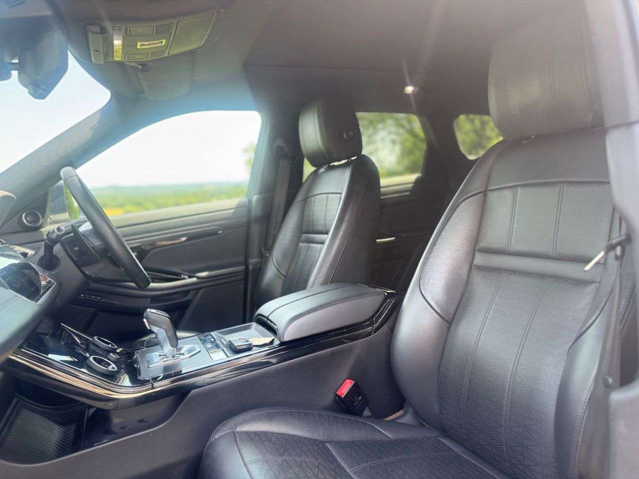 A 2019 LAND ROVER RANGE ROVER EVOQUE 2.0 D240 R-Dynamic HSE SUV 5dr Diesel Auto 4WD Euro 6 (s/s) (240 ps) A 2019 LAND ROVER RANGE ROVER EVOQUE 2.0 D240 R-Dynamic HSE SUV 5dr Diesel Auto 4WD Euro 6 (s/s) (240 ps)