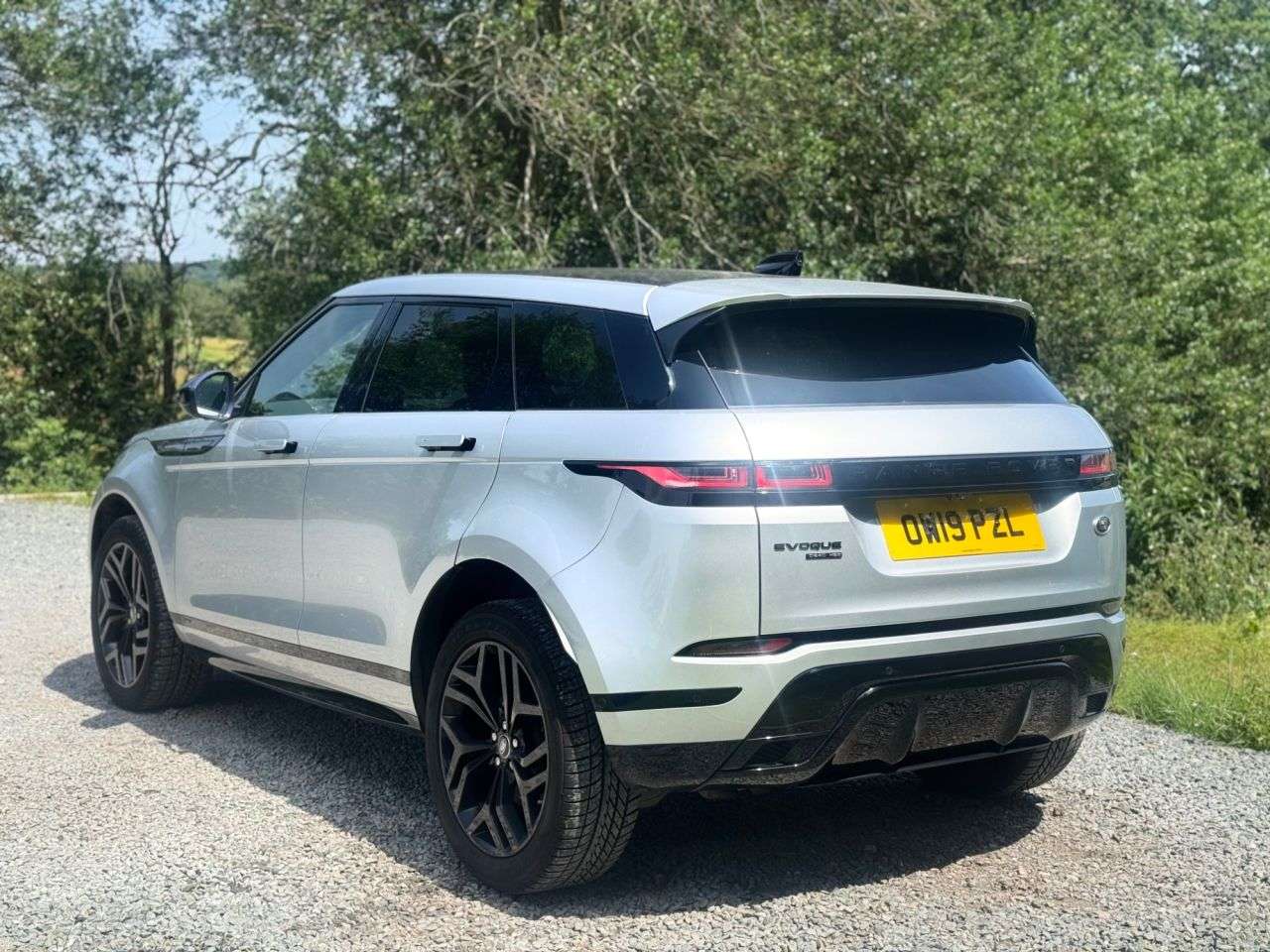 A 2019 LAND ROVER RANGE ROVER EVOQUE 2.0 D240 R-Dynamic HSE SUV 5dr Diesel Auto 4WD Euro 6 (s/s) (240 ps) A 2019 LAND ROVER RANGE ROVER EVOQUE 2.0 D240 R-Dynamic HSE SUV 5dr Diesel Auto 4WD Euro 6 (s/s) (240 ps)