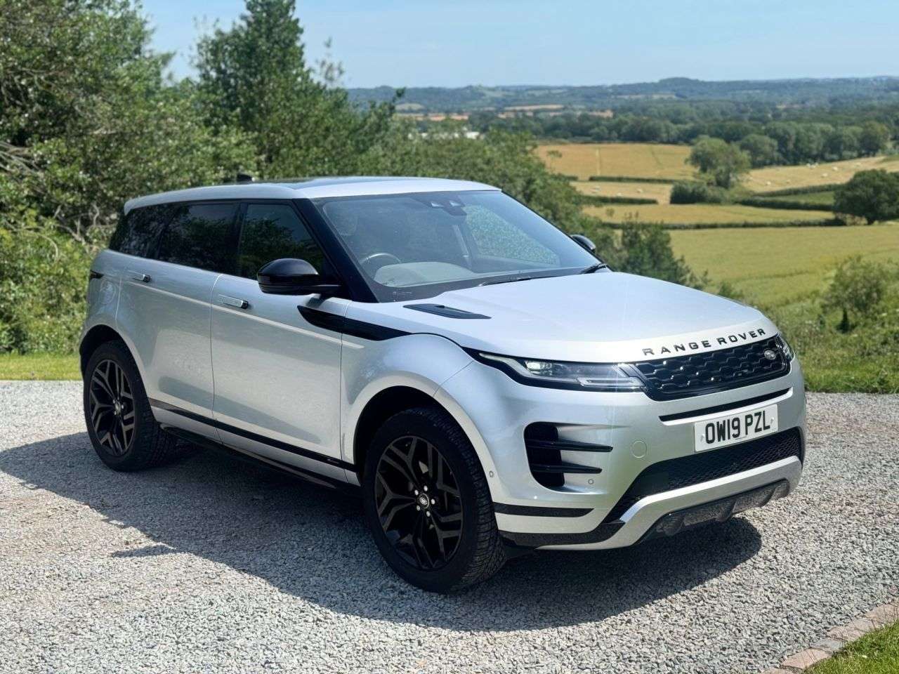 A 2019 LAND ROVER RANGE ROVER EVOQUE 2.0 D240 R-Dynamic HSE SUV 5dr Diesel Auto 4WD Euro 6 (s/s) (240 ps) A 2019 LAND ROVER RANGE ROVER EVOQUE 2.0 D240 R-Dynamic HSE SUV 5dr Diesel Auto 4WD Euro 6 (s/s) (240 ps)