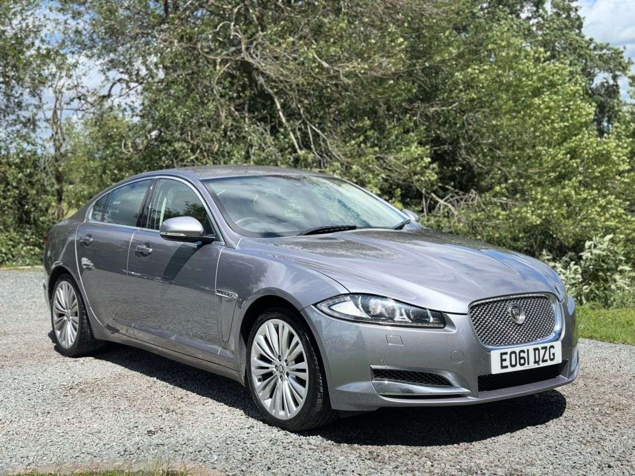 A 2011 JAGUAR XF 2.2d Premium Luxury Saloon 4dr Diesel Auto Euro 5 (s/s) (190 ps) A 2011 JAGUAR XF 2.2d Premium Luxury Saloon 4dr Diesel Auto Euro 5 (s/s) (190 ps)