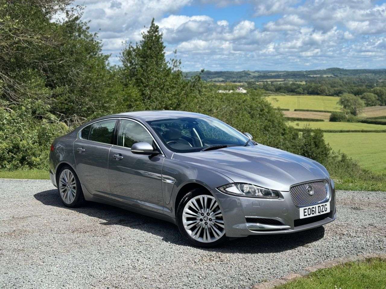 A 2011 JAGUAR XF 2.2d Premium Luxury Saloon 4dr Diesel Auto Euro 5 (s/s) (190 ps) A 2011 JAGUAR XF 2.2d Premium Luxury Saloon 4dr Diesel Auto Euro 5 (s/s) (190 ps)
