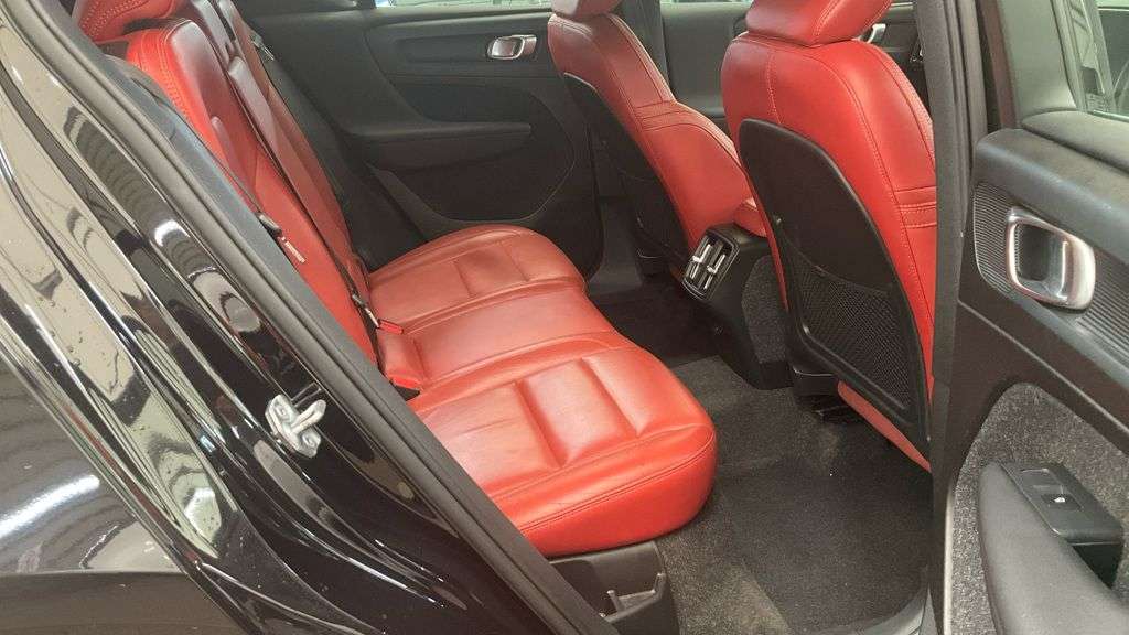 2019 VOLVO XC40 2019 VOLVO XC40