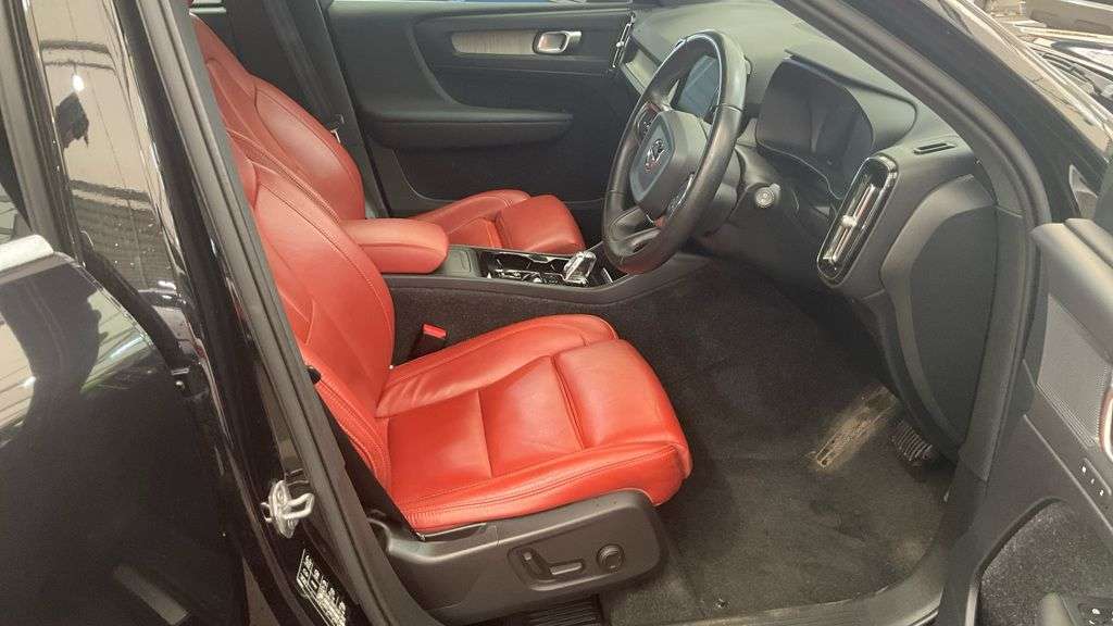 A 2019 VOLVO XC40 2.0 D4 Inscription Pro SUV 5dr Diesel Auto AWD Euro 6 (s/s) (190 ps) A 2019 VOLVO XC40 2.0 D4 Inscription Pro SUV 5dr Diesel Auto AWD Euro 6 (s/s) (190 ps)