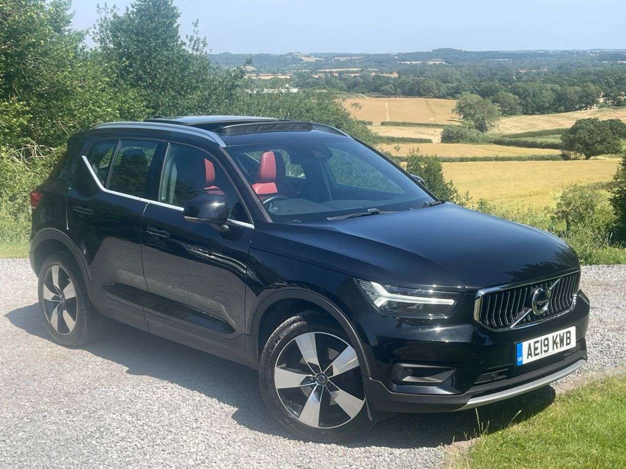A 2019 VOLVO XC40 2.0 D4 Inscription Pro SUV 5dr Diesel Auto AWD Euro 6 (s/s) (190 ps) A 2019 VOLVO XC40 2.0 D4 Inscription Pro SUV 5dr Diesel Auto AWD Euro 6 (s/s) (190 ps)
