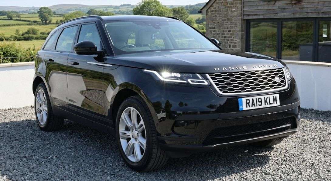 A 2019 LAND ROVER RANGE ROVER VELAR 2.0 D180 SE SUV 5dr Diesel Auto 4WD Euro 6 (s/s) (180 ps) A 2019 LAND ROVER RANGE ROVER VELAR 2.0 D180 SE SUV 5dr Diesel Auto 4WD Euro 6 (s/s) (180 ps)