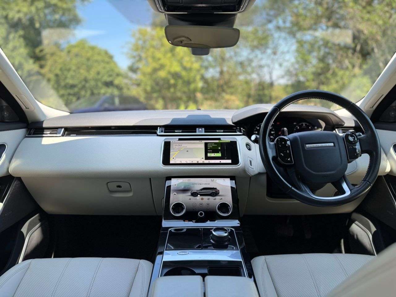 A 2019 LAND ROVER RANGE ROVER VELAR 2.0 D180 SE SUV 5dr Diesel Auto 4WD Euro 6 (s/s) (180 ps) A 2019 LAND ROVER RANGE ROVER VELAR 2.0 D180 SE SUV 5dr Diesel Auto 4WD Euro 6 (s/s) (180 ps)