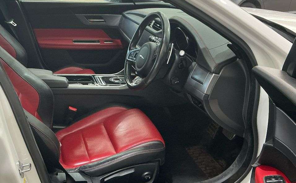 A 2019 JAGUAR XF 2.0d R-Sport Sportbrake 5dr Diesel Auto Euro 6 (s/s) (163 ps) A 2019 JAGUAR XF 2.0d R-Sport Sportbrake 5dr Diesel Auto Euro 6 (s/s) (163 ps)
