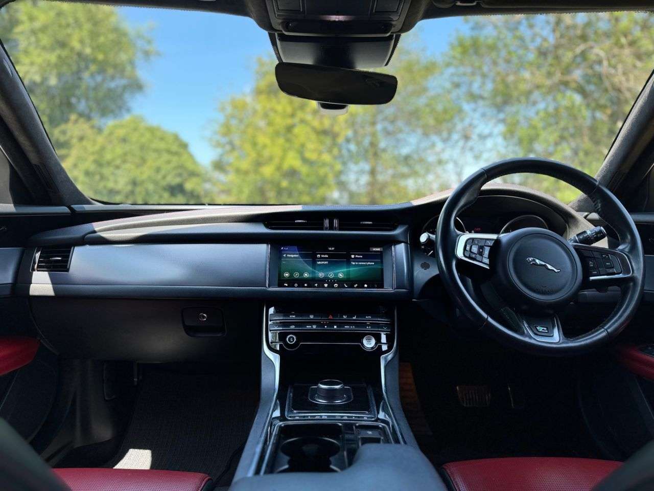 A 2019 JAGUAR XF 2.0d R-Sport Sportbrake 5dr Diesel Auto Euro 6 (s/s) (163 ps) A 2019 JAGUAR XF 2.0d R-Sport Sportbrake 5dr Diesel Auto Euro 6 (s/s) (163 ps)