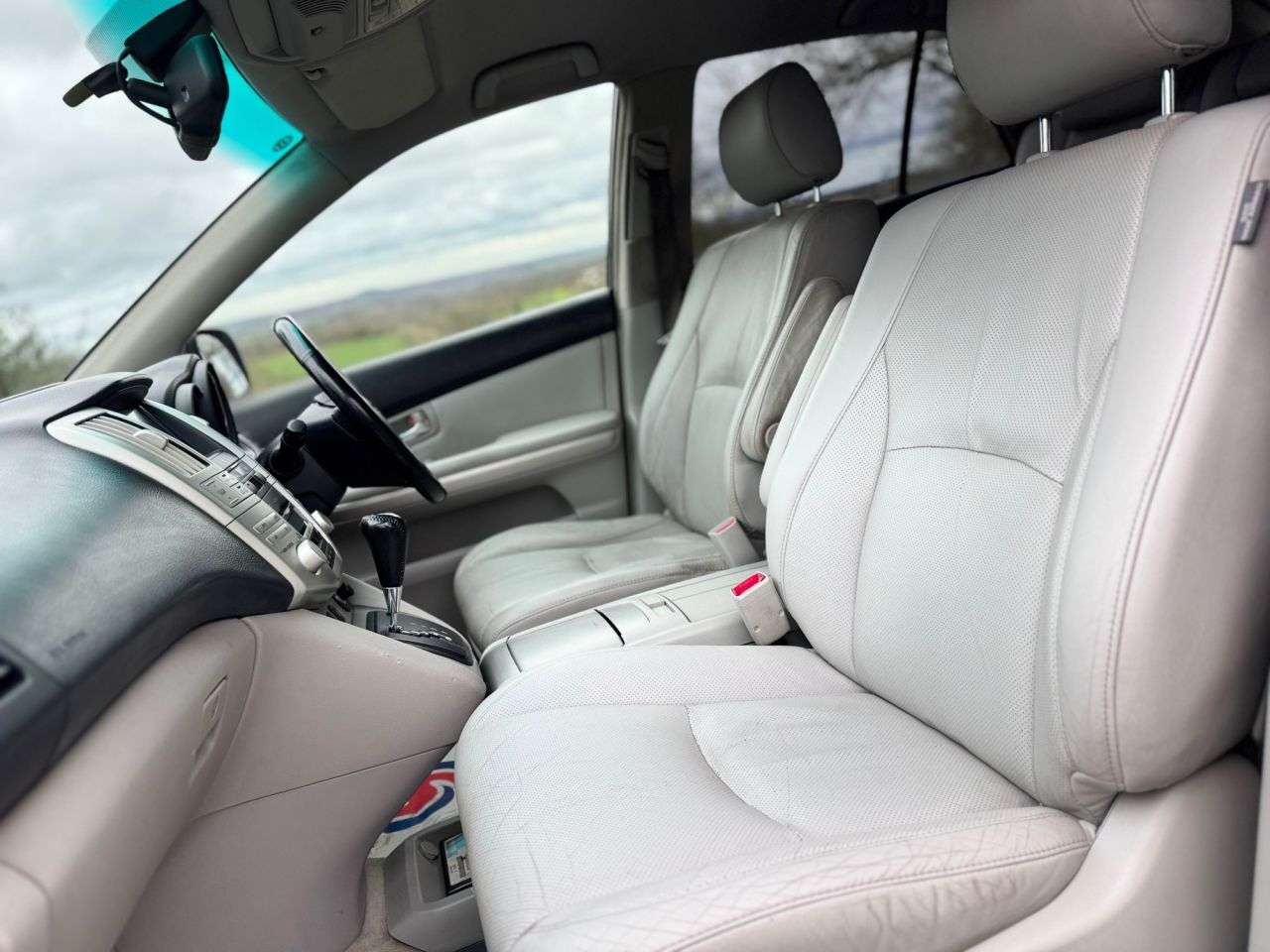 A 2007 LEXUS RX 3.3 400h SR SUV 5dr Petrol Hybrid CVT (192 g/km, 208 bhp) A 2007 LEXUS RX 3.3 400h SR SUV 5dr Petrol Hybrid CVT (192 g/km, 208 bhp)