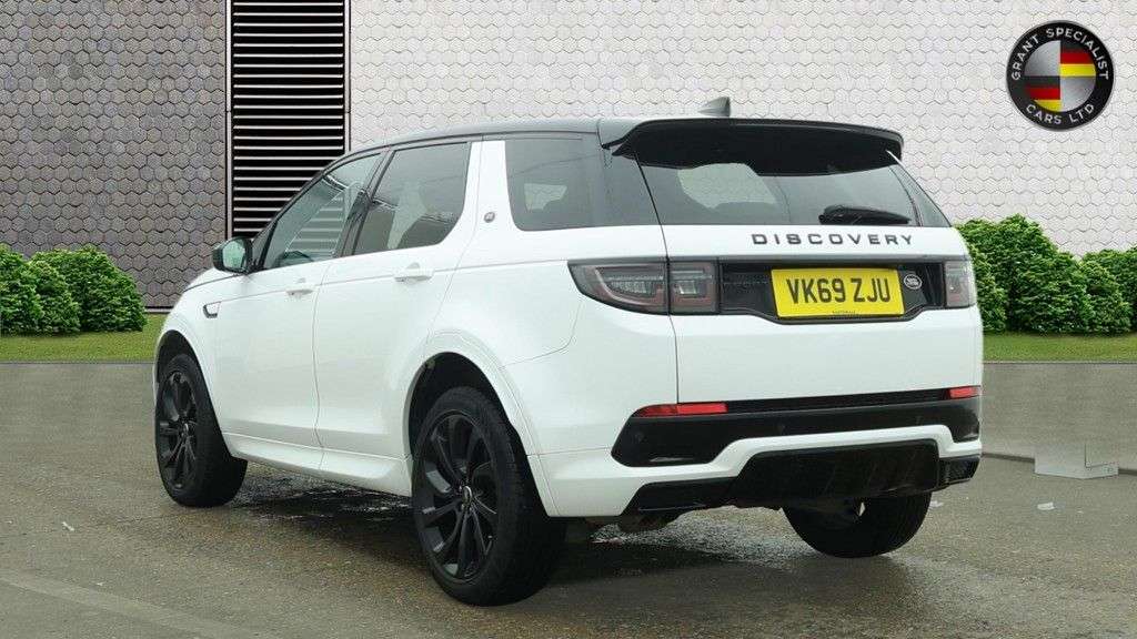 A 2019 LAND ROVER DISCOVERY SPORT R-DYNAMIC S A 2019 LAND ROVER DISCOVERY SPORT R-DYNAMIC S