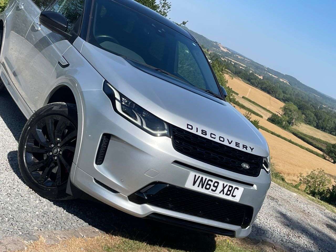 A 2020 LAND ROVER DISCOVERY SPORT 2.0 D180 MHEV R-Dynamic SE SUV 5dr Diesel Auto 4WD Euro 6 (s/s) (180 ps) A 2020 LAND ROVER DISCOVERY SPORT 2.0 D180 MHEV R-Dynamic SE SUV 5dr Diesel Auto 4WD Euro 6 (s/s) (180 ps)