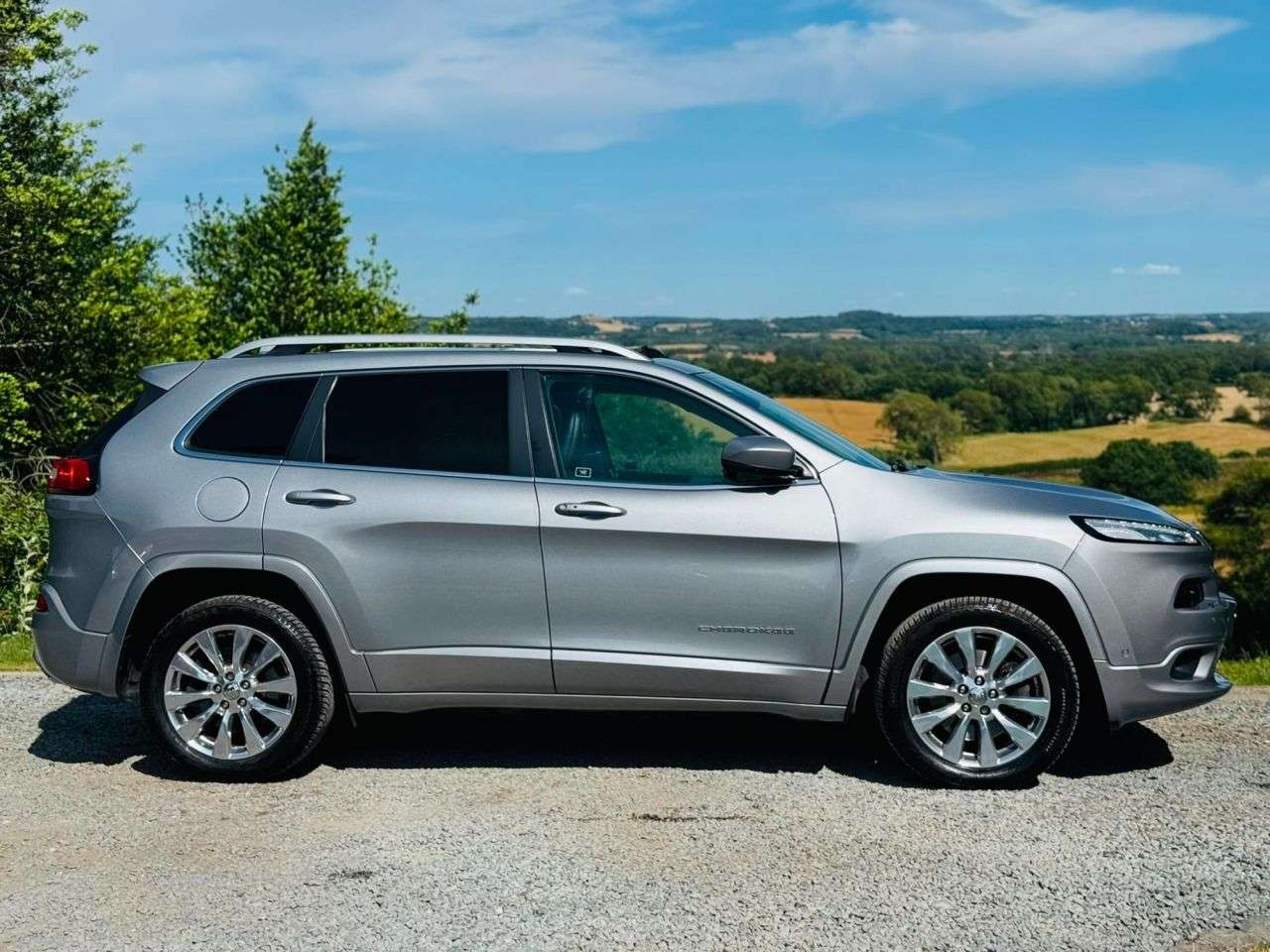 A 2016 JEEP CHEROKEE 2.2 MultiJetII Overland SUV 5dr Diesel Auto 4WD Euro 6 (s/s) (200 ps) A 2016 JEEP CHEROKEE 2.2 MultiJetII Overland SUV 5dr Diesel Auto 4WD Euro 6 (s/s) (200 ps)