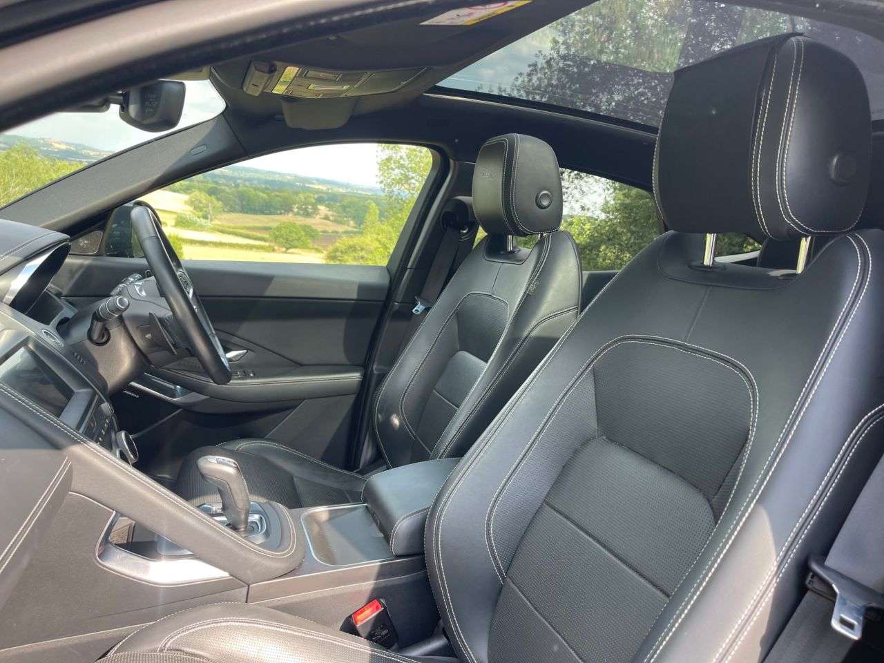 A 2019 JAGUAR E-PACE 2.0 D180 R-Dynamic HSE SUV 5dr Diesel Auto AWD Euro 6 (s/s) (180 ps) A 2019 JAGUAR E-PACE 2.0 D180 R-Dynamic HSE SUV 5dr Diesel Auto AWD Euro 6 (s/s) (180 ps)