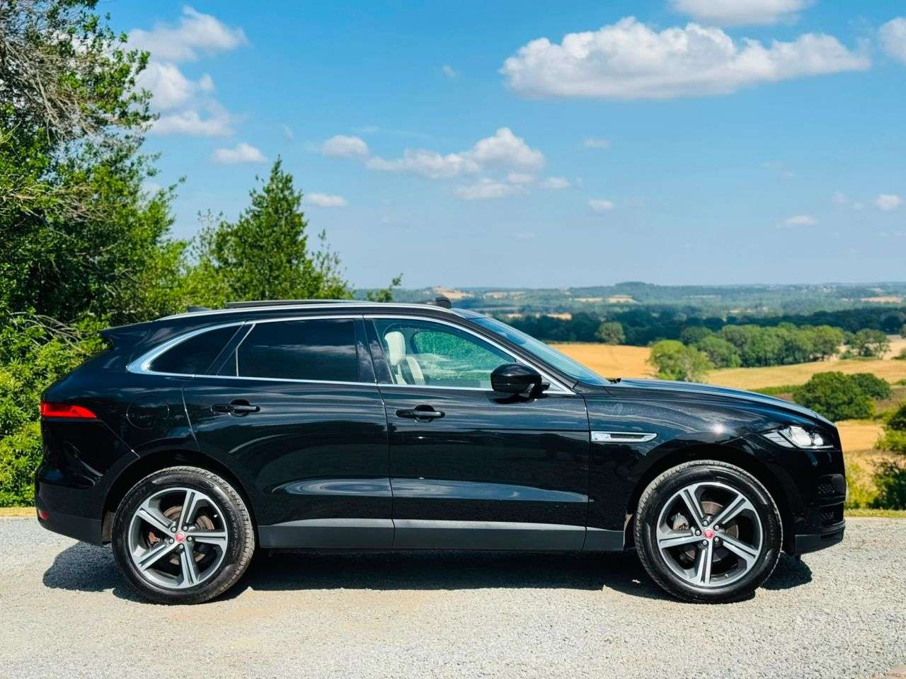 A 2020 JAGUAR F-PACE 2.0 D240 Portfolio SUV 5dr Diesel Auto AWD Euro 6 (s/s) (240 ps) A 2020 JAGUAR F-PACE 2.0 D240 Portfolio SUV 5dr Diesel Auto AWD Euro 6 (s/s) (240 ps)