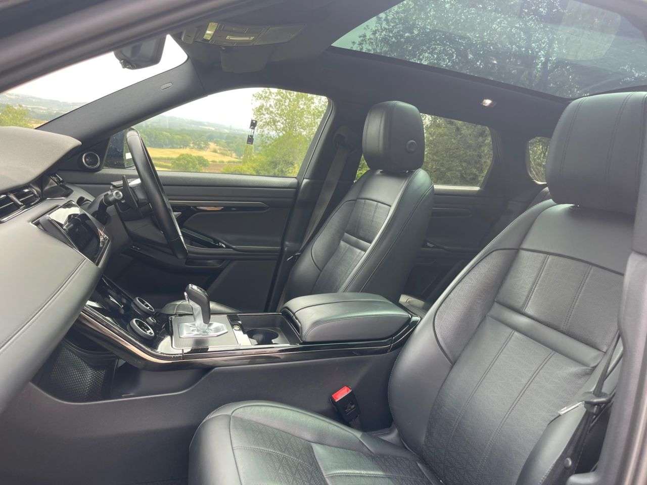 A 2019 LAND ROVER RANGE ROVER EVOQUE 2.0 D180 R-Dynamic HSE SUV 5dr Diesel Auto 4WD Euro 6 (s/s) (180 ps) A 2019 LAND ROVER RANGE ROVER EVOQUE 2.0 D180 R-Dynamic HSE SUV 5dr Diesel Auto 4WD Euro 6 (s/s) (180 ps)