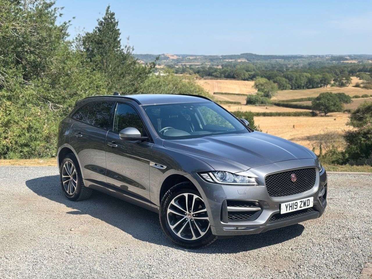 A 2019 JAGUAR F-PACE 2.0 D180 R-Sport SUV 5dr Diesel Auto AWD Euro 6 (s/s) (180 ps) A 2019 JAGUAR F-PACE 2.0 D180 R-Sport SUV 5dr Diesel Auto AWD Euro 6 (s/s) (180 ps)